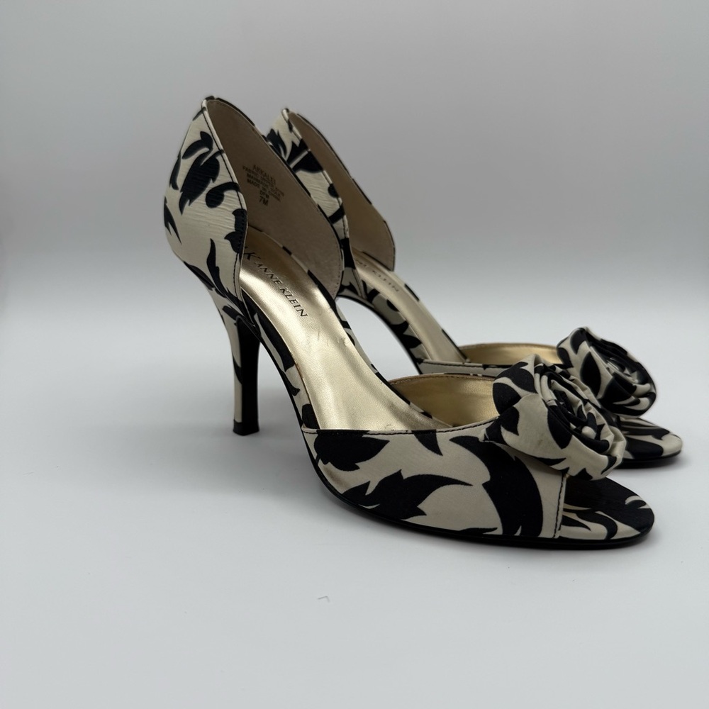 Anne Klein Peep Toe Rosette Heels Black Cream Floral Elegant Pumps Size 7 - Picture 7 of 16